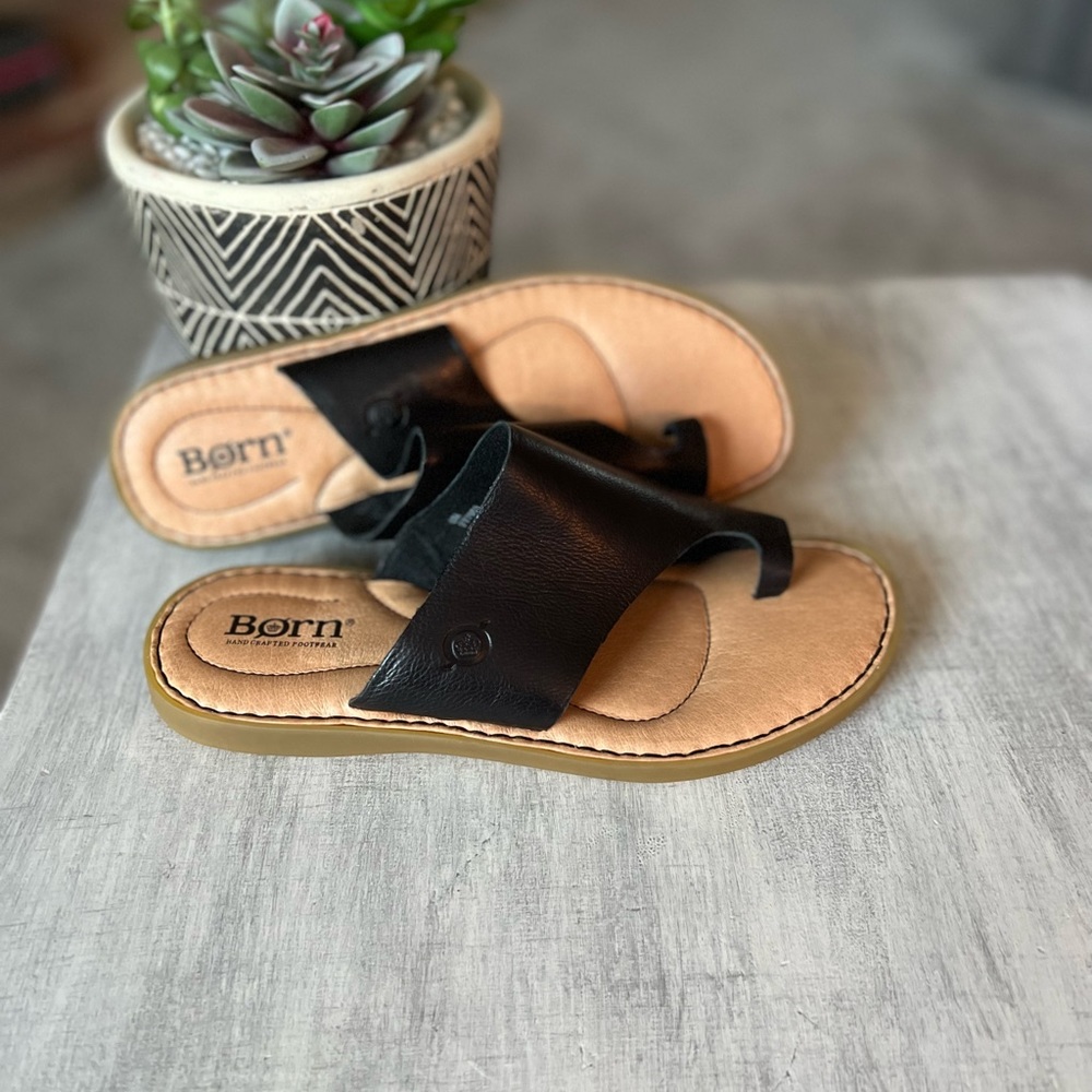 Born Women’s Black Leather Slide Sandals. Size 6m. New shoes